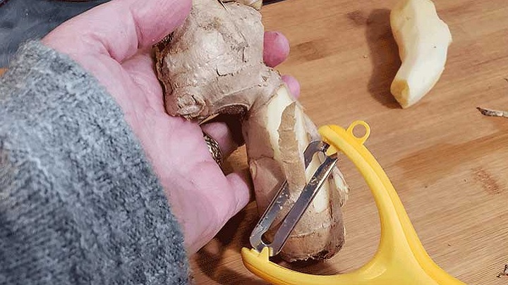 روش صحیح رنده کردن زنجبیل