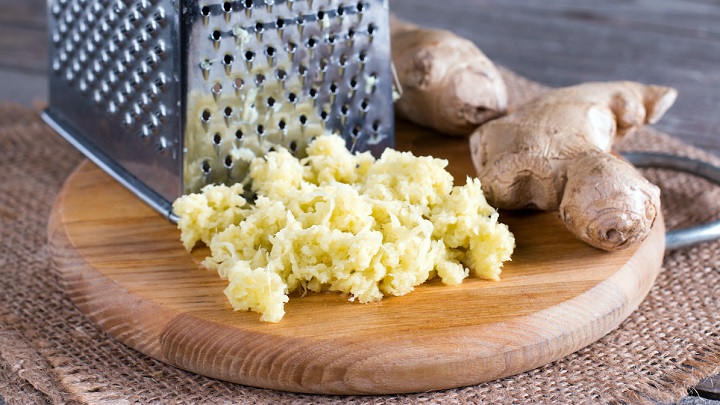 نکاتی که باید در مورد روش‌های صحیح پوست گرفتن و رنده کردن زنجبیل بدانید