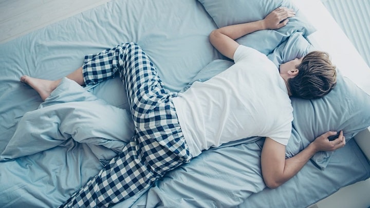 شخصیت شناسی خوابیدن به صورت دمر و فرو بردن سر در بالش