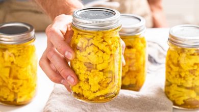 طرز تهیه ترشی گل کلم و موسیر به روش سنتی؛ محبوب و خوشمزه