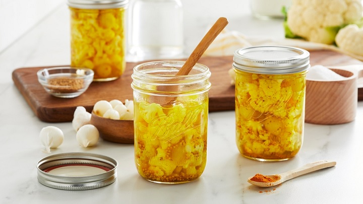 مراحل طرز تهیه ترشی گل کلم و موسیر