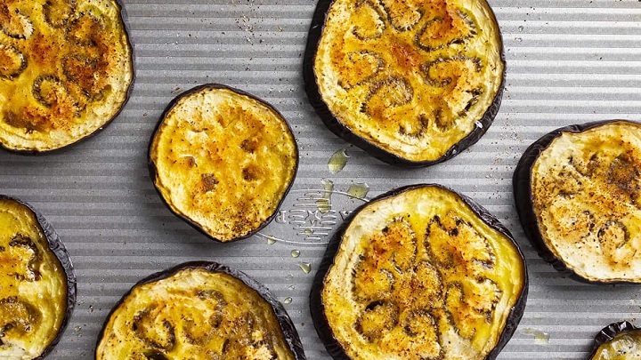 سرخ کردن بادمجان با شعله ملایم، از ترفندهای جلوگیری از سیاه شدن بادمجان، قبل و بعد سرخ شدن سرخ کردن بادمجان با شعله ملایم، از ترفندهای جلوگیری از سیاه شدن بادمجان، قبل و بعد سرخ شدن