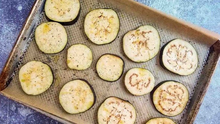 قرار دادن بادمجان در ترکیب شیر و آب، از ترفندهای جلوگیری از سیاه شدن بادمجان، قبل و بعد سرخ شدن قرار دادن بادمجان در ترکیب شیر و آب، از ترفندهای جلوگیری از سیاه شدن بادمجان، قبل و بعد سرخ شدن