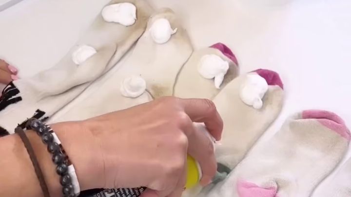 نحوه از بین بردن لکههای سیاه روی جوراب نحوه از بین بردن لکههای سیاه روی جوراب