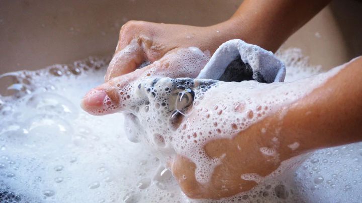 استفاده از آب اکسیژنه یا پراکسید هیدروژن برای از بین بردن لکههای جوراب استفاده از آب اکسیژنه یا پراکسید هیدروژن برای از بین بردن لکههای جوراب