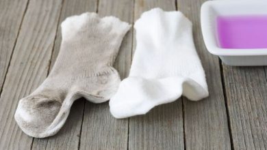 با این ترفندها لکههای سیاه روی جوراب را از بین ببرید