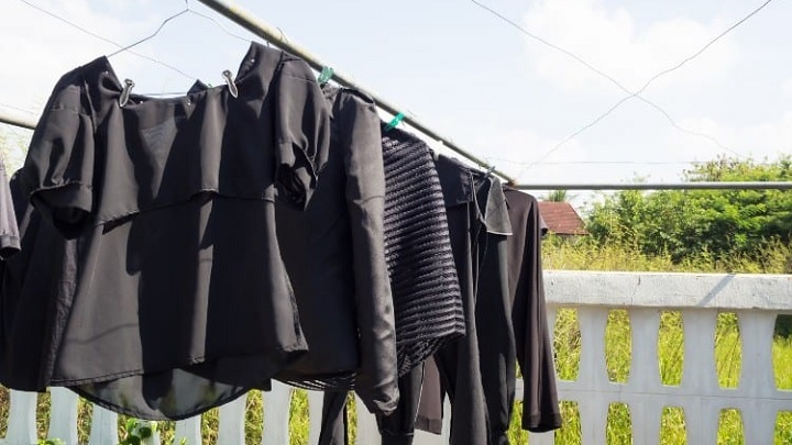 چگونه لباسهای مشکی رنگ و رو رفته را به حالت قبل برگردانیم؟ چگونه لباسهای مشکی رنگ و رو رفته را به حالت قبل برگردانیم؟