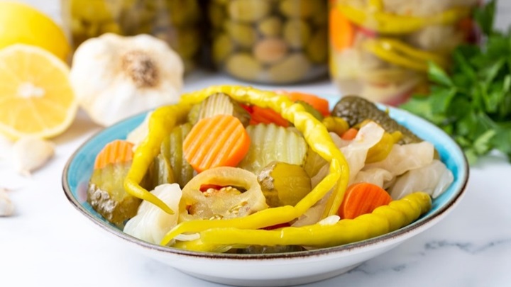 7 راز خوشمزه‌تر شدن ترشی مخلوط