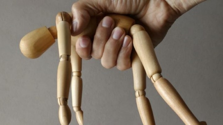 ایجاد ترس از علامتهای فردی که میخواهد ذهن شما را کنترل کند ایجاد ترس از علامتهای فردی که میخواهد ذهن شما را کنترل کند