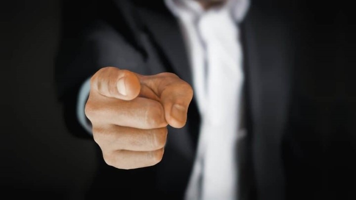 سعی بر مقصر کردن شما از علامتهای فردی که میخواهد ذهن شما را کنترل کند سعی بر مقصر کردن شما از علامتهای فردی که میخواهد ذهن شما را کنترل کند