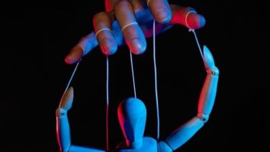 15 علامت فردی که می‌خواهد ذهن شما را کنترل کند