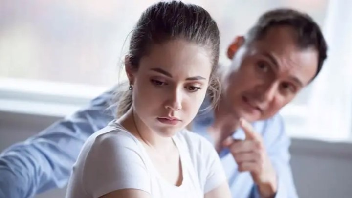 پ همیشه منتقد بودن از علامتهای فردی که میخواهد ذهن شما را کنترل کند پ همیشه منتقد بودن از علامتهای فردی که میخواهد ذهن شما را کنترل کند