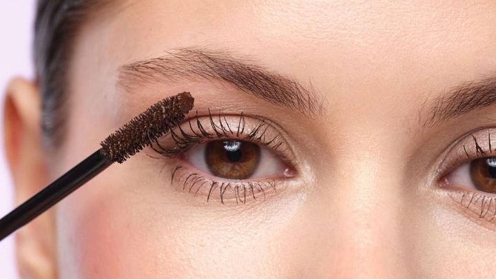 چگونه مژه‌هایمان را با ریمل پرپشت کنیم؟