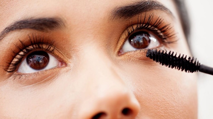 تکنیک‌های ریمل زدن که باید برای بلند و پر شدن مژه‌ها بدانید
