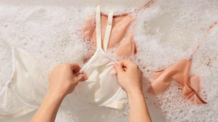 مراحل شستن لباس زیر با دست