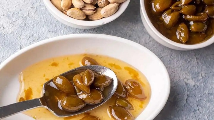 مراحل تهیه مربای پوست پسته با شیره انگور