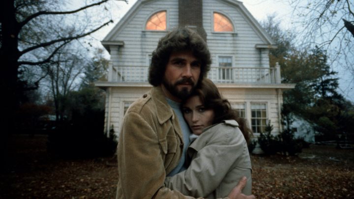 وحشت در آمیتی‌ویل (The Amityville Horror) از فیلم‌های ترسناکی که بر اساس داستان‌های واقعی ساخته شده‌‌اند