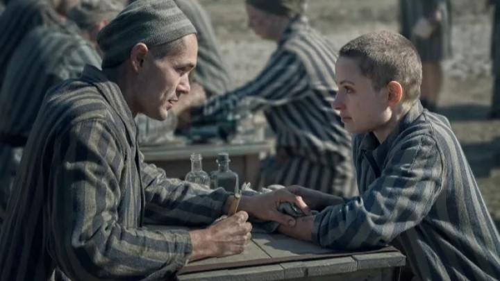 خالکوب آشویتس (The Tattooist of Auschwitz) از بهترین سریال‌هایی که در سال 2024 بر اساس داستان‌های واقعی ساخته‌شده‌اند