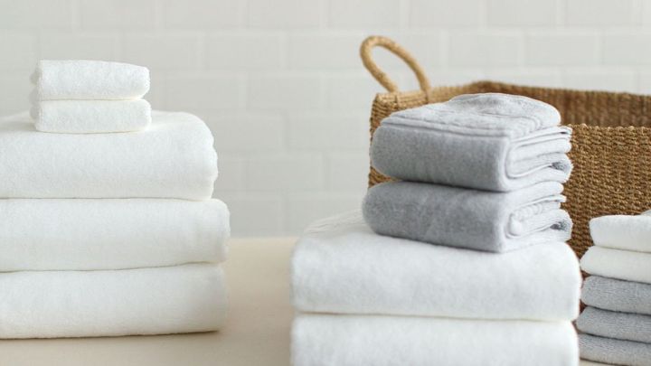 پاک کردن لک از روی حوله پاک کردن لک از روی حوله