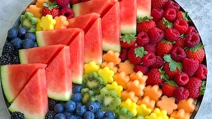 تزیین سینی میوه با میوههای تابستانی تزیین سینی میوه با میوههای تابستانی