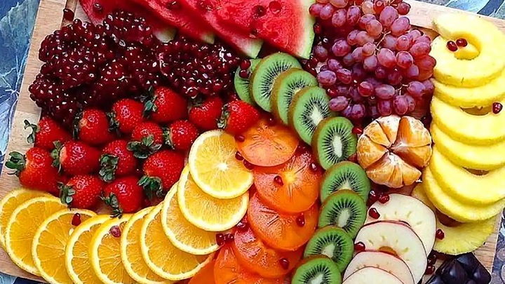 نحوه چیدمان سینی مزه با میوههای برش خورده نحوه چیدمان سینی مزه با میوههای برش خورده
