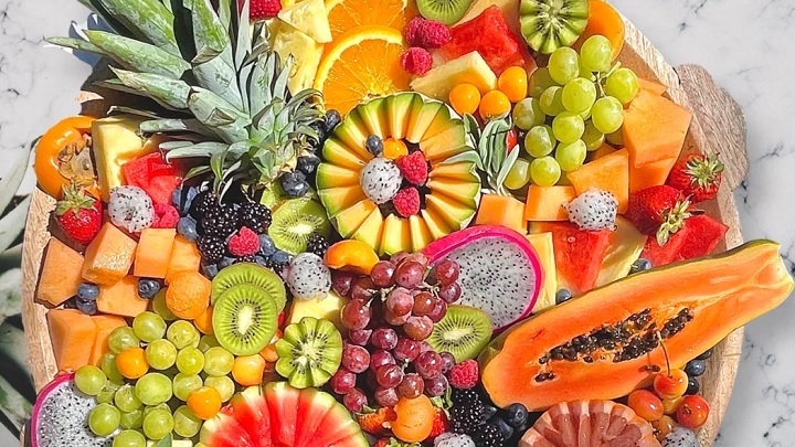 چیدمان سینی میوه با میوههای برش خورده و پوست نگرفته شده چیدمان سینی میوه با میوههای برش خورده و پوست نگرفته شده