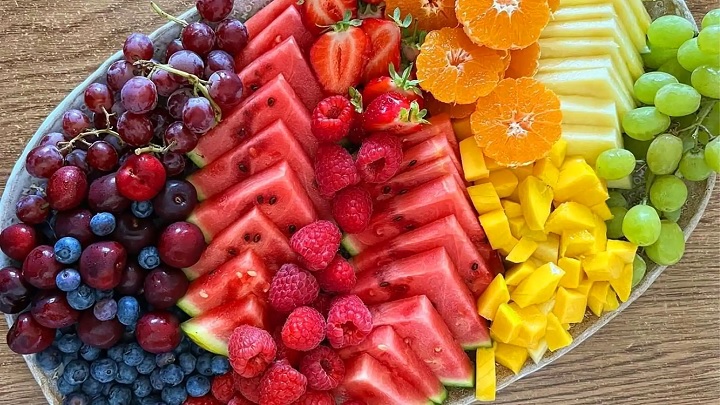 تزیین سینی میوه با گلهای طبیعی تزیین سینی میوه با گلهای طبیعی
