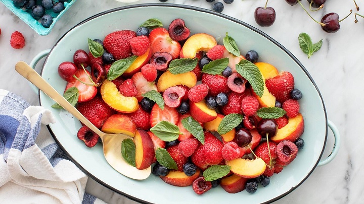 ایده‌های تزیین شیک سینی میوه به صورت خرد شده و سالاد