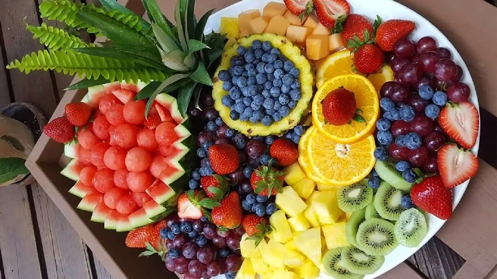تزیین شیک سینی میوه برای مراسم و مهمانی‌ها جلوه‌ای خاص و شیک به میز پذیرایی شما می‌بخشد