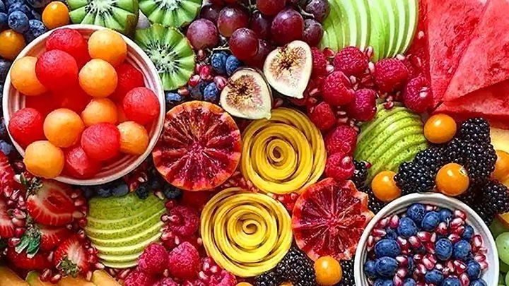 چیدمان سینی میوه با میوه‌های خرد شده