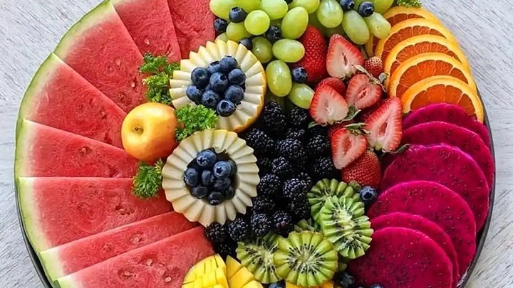 با ایده‌های تزیین شیک سینی میوه به صورت خرد شده و سالاد آشنا شوید