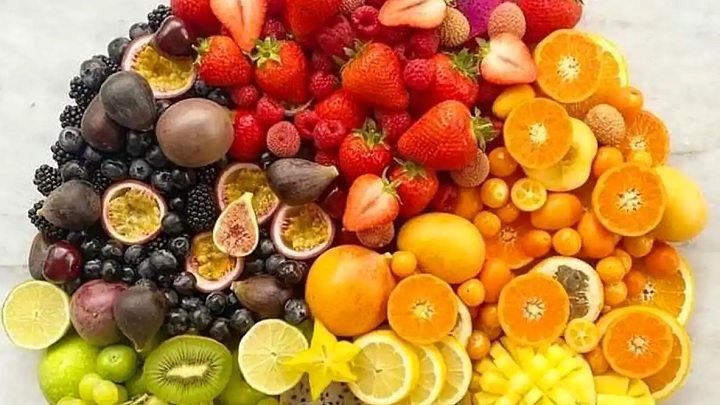 بهترین ایده‌های تزیین سینی میوه برای مهمانی و خواستگاری