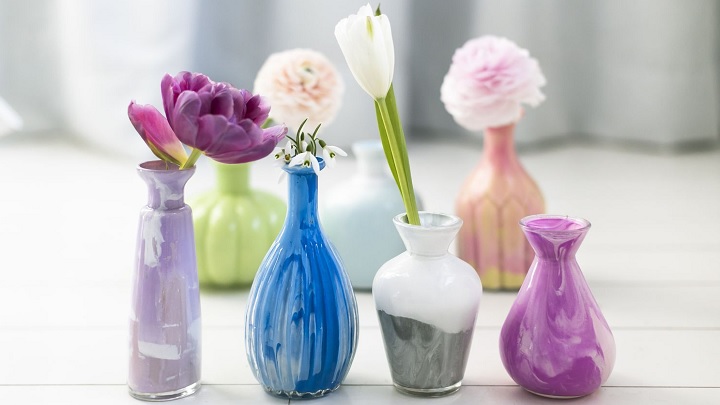 گلدان‌های شیشه‌ای رنگی: یک رنگین‌کمان کوچک در خانه