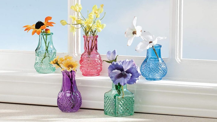 چطور از گلدان‌های کوچک شیشه‌ای در دکوراسیون استفاده کنیم؟