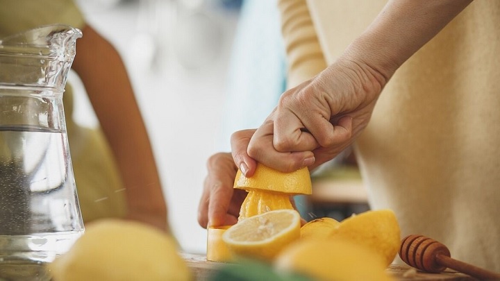 رفع خشکی لب از فواید تفاله لیمو ترش