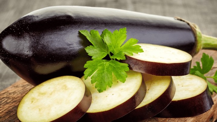 ترفند ساده برای تشخیص بادمجان تلخ از شیرین که باید بدانید