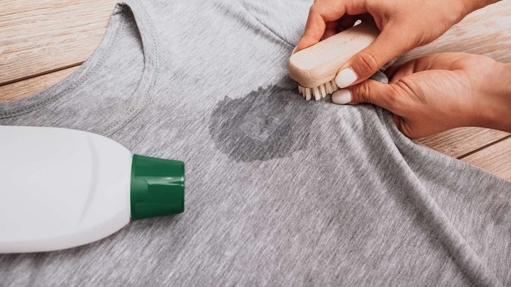 پاک کردن چسب مژه از روی لباس