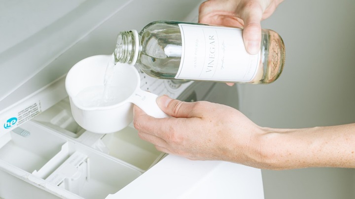 10 ترفند ساده و موثر برای از بین بردن بوی بد لباس 10 ترفند ساده و موثر برای از بین بردن بوی بد لباس