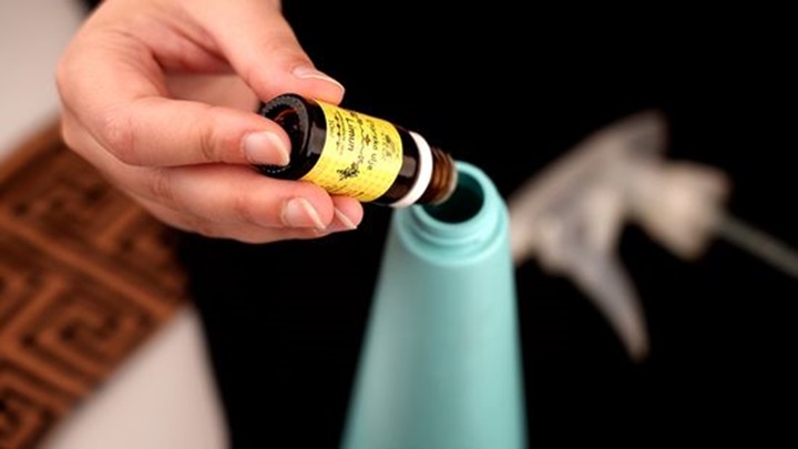 استفاده از روغن درخت چای برای از بین بردن بوی بد لباس استفاده از روغن درخت چای برای از بین بردن بوی بد لباس