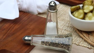 با این ترفندها سوراخهای نمکدان و فلفلدانتان را باز کنید