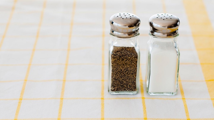 جلوگیری از گرفتگی سوراخ فلفلدان و نمکدان با استفاده از چند عدد لوبیا جلوگیری از گرفتگی سوراخ فلفلدان و نمکدان با استفاده از چند عدد لوبیا