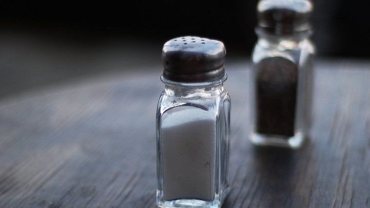 درب نمکدان و فلفلدان را با سرکه بشویید درب نمکدان و فلفلدان را با سرکه بشویید