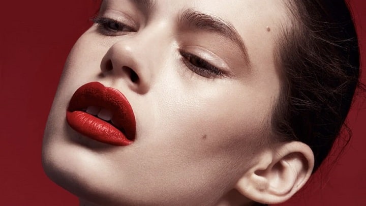 رژ لب زرشکی؛ از ترندهای رژ لب پاییزی 1403