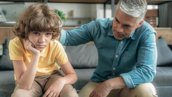 در مواجهه با کودکی که تمایلی به مدرسه رفتن ندارد، علت نرفتن به مدرسه را پیدا کنید در مواجهه با کودکی که تمایلی به مدرسه رفتن ندارد، علت نرفتن به مدرسه را پیدا کنید