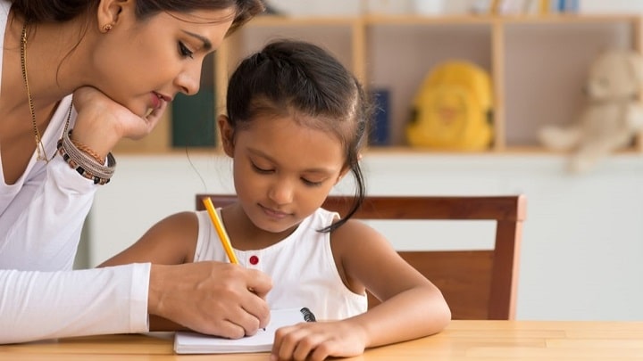 کمک در انجام تکالیف، در مواجهه با کودکی که تمایلی به مدرسه رفتن ندارد کمک در انجام تکالیف، در مواجهه با کودکی که تمایلی به مدرسه رفتن ندارد