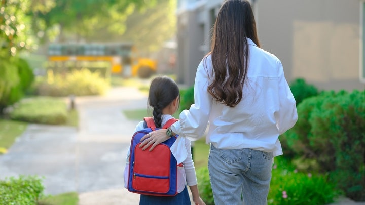 عوض کردن مدرسه از راهکارهای مواجهه با کودکی که تمایلی به مدرسه رفتن ندارد عوض کردن مدرسه از راهکارهای مواجهه با کودکی که تمایلی به مدرسه رفتن ندارد