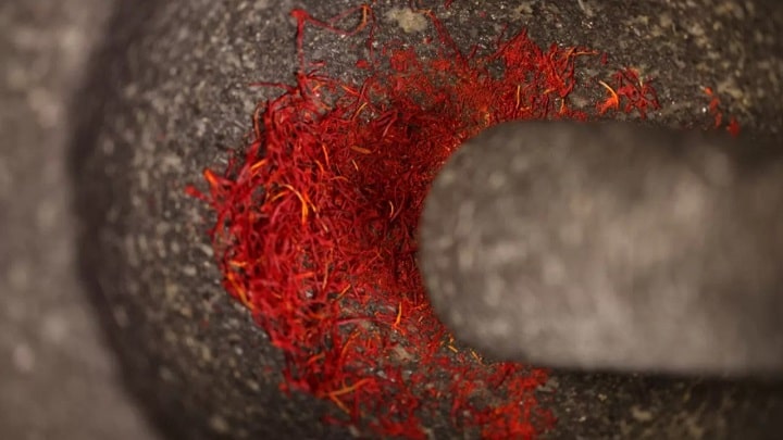 بهترین روش دم کردن زعفران برای گرفتن رنگ بیشتر بهترین روش دم کردن زعفران برای گرفتن رنگ بیشتر