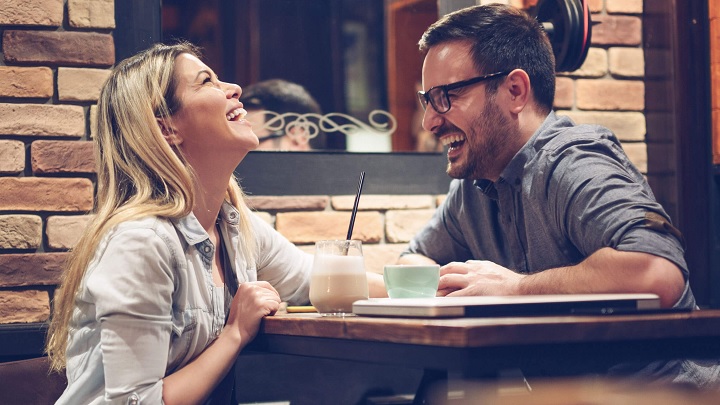 زنانی که به شوخیهای همسرشان میخندند، همیشه محبوب شوهرشان هستند زنانی که به شوخیهای همسرشان میخندند، همیشه محبوب شوهرشان هستند