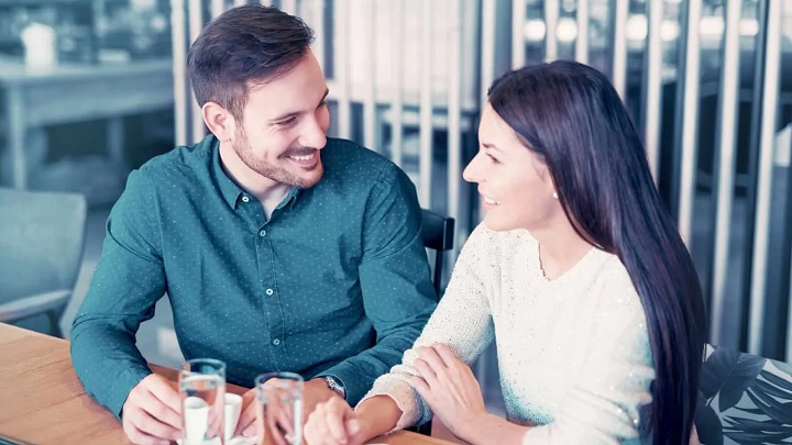 زنانی که از همسرشان تعریف میکنند، همیشه محبوب شوهرشان هستند زنانی که از همسرشان تعریف میکنند، همیشه محبوب شوهرشان هستند