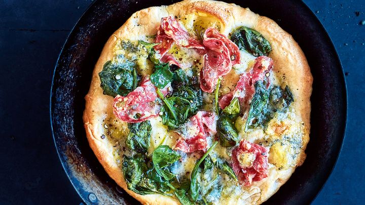 مراحل تهیه پیتزا سالامی و اسفناج